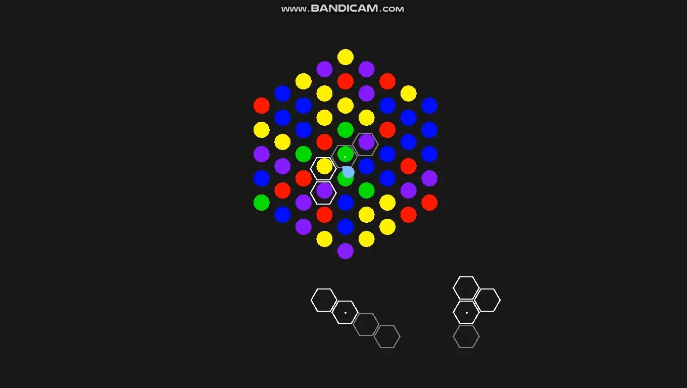 정육각형 보드와 조각 3개가 그려져 있는 게임 화면